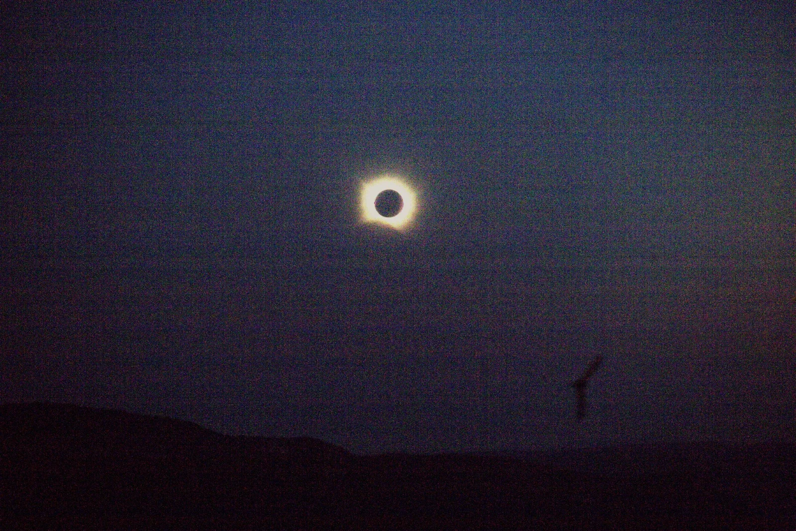 Eclisse totale di Sole vista nel contesto del paesaggio montuoso spagnolo