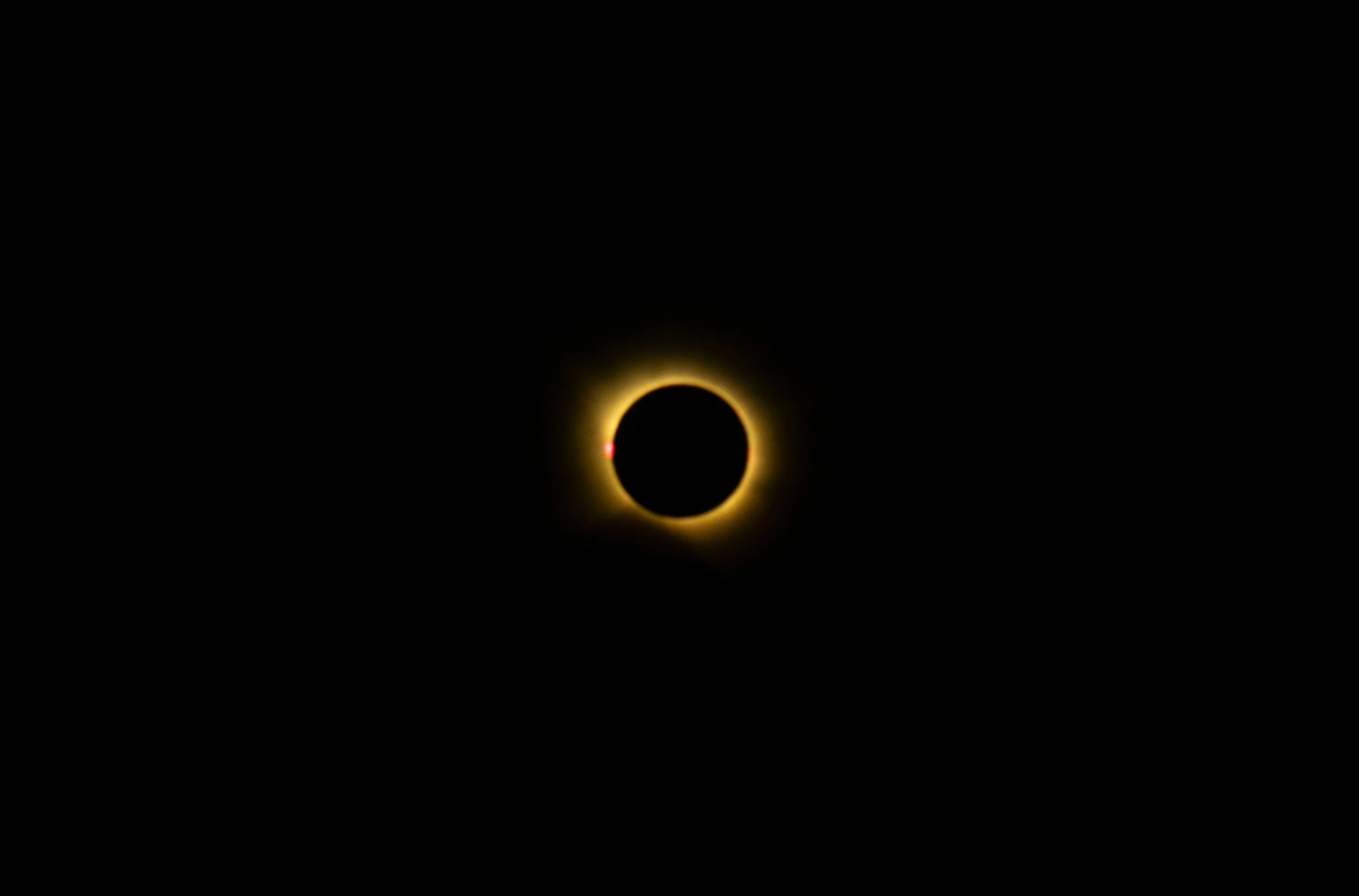 Totalità dell'eclisse con prominenze solari visibili