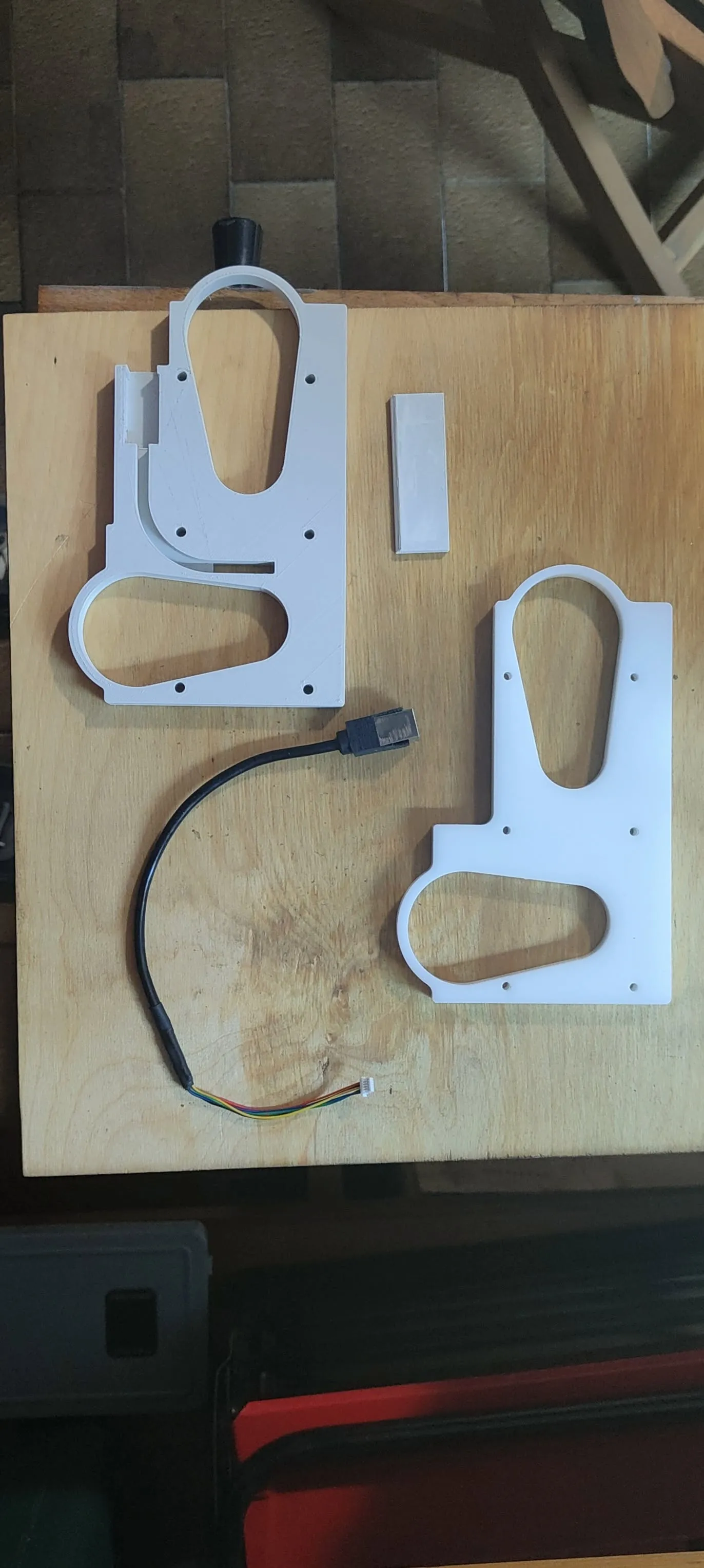 Spaziatore originale in Teflon e spaziatore stampato in 3D con la sede per il cavetto USB