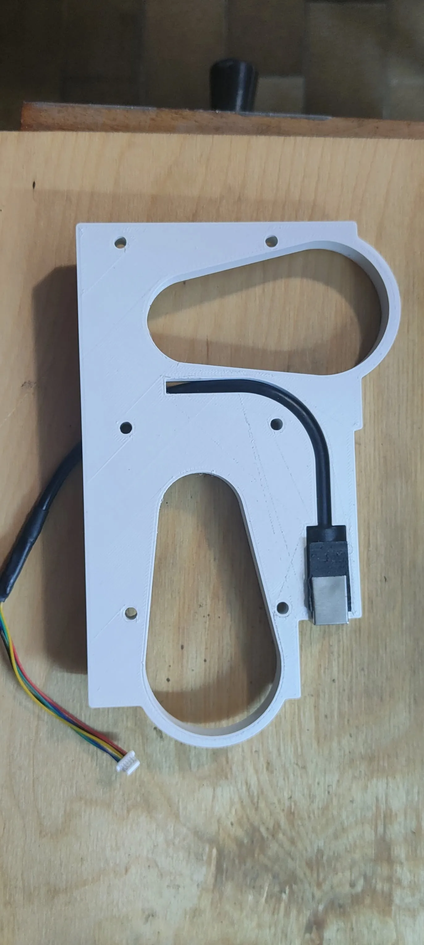 Dettaglio dello spaziatore stampato in 3D con il cavetto USB inserito nella sede
