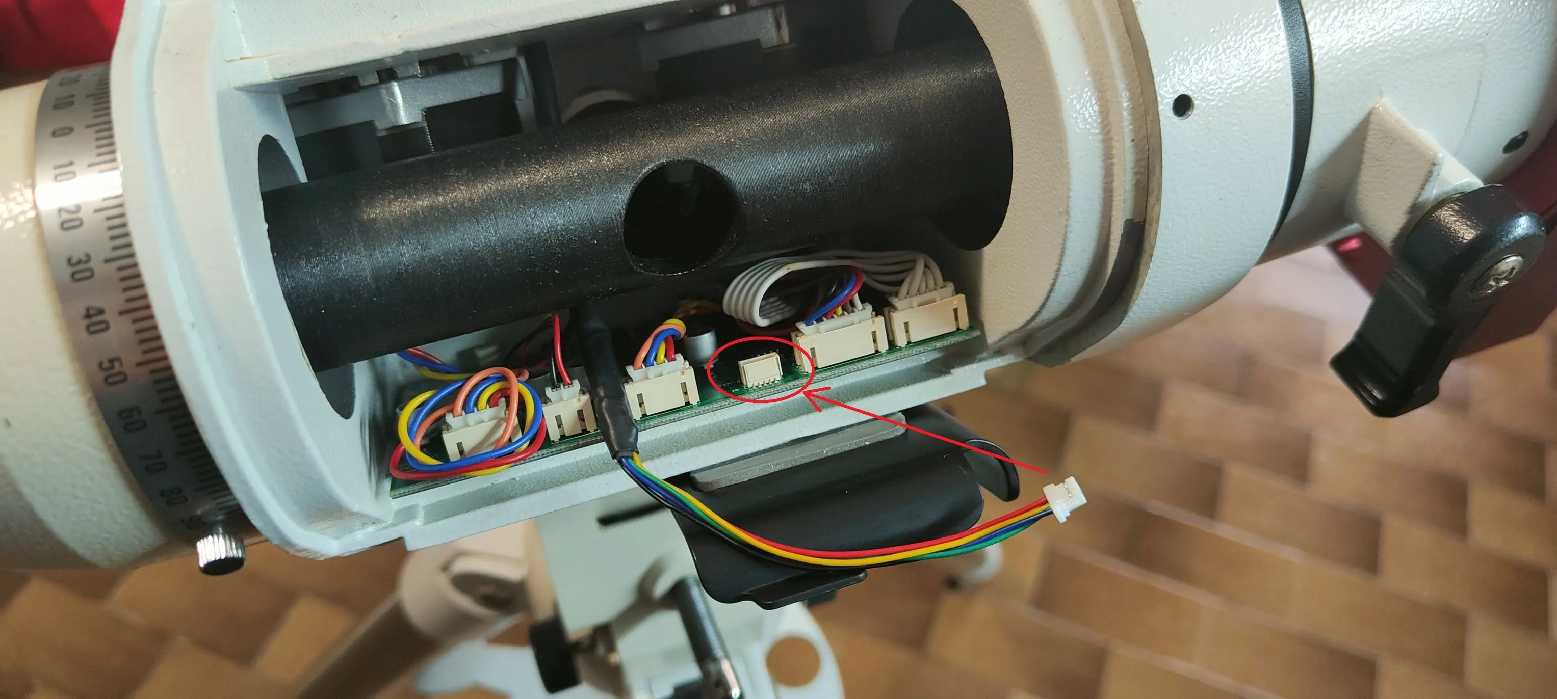 Scheda Controllo Motori della HEQ-5 Pro con il connettore USB nascosto evidenziato in rosso