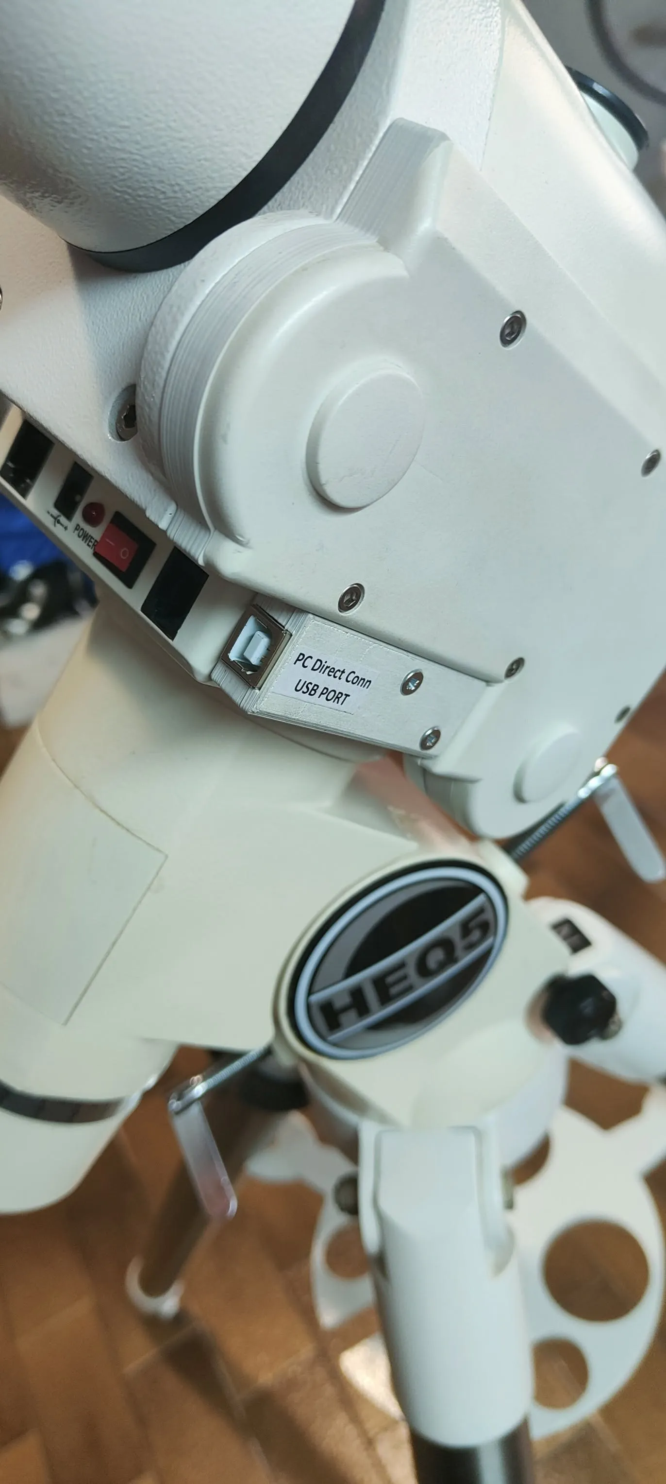 Montatura HEQ-5 Pro modificata con la porta USB sul pannello frontale